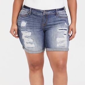 Torrid NWT CLASSIC SKINNY MID BERMUDA SHORT - VINTAGE STRETCH DARK WASH size 18